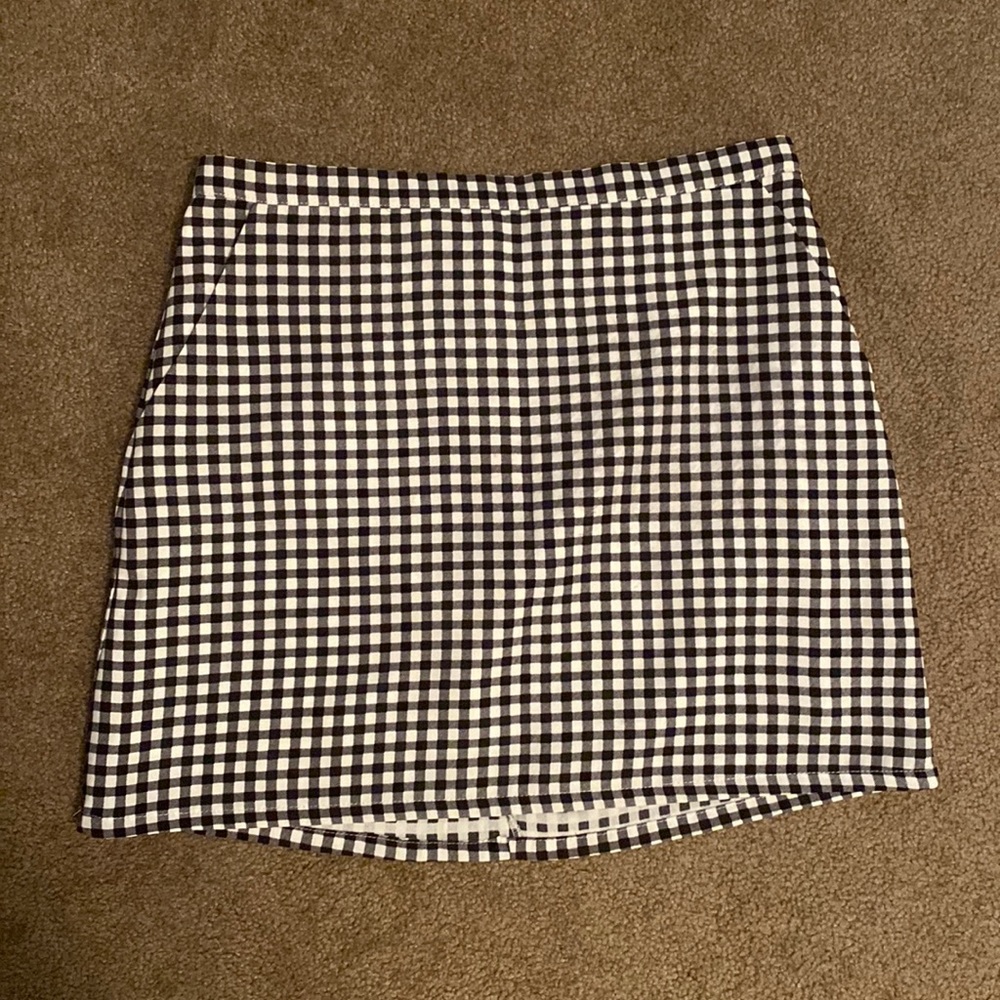 Forever 21 Black and White gingham skirt. Tag says size 28 but medium fit. - Picture 1 of 2